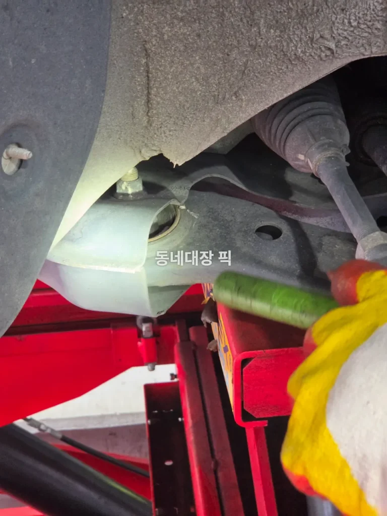 로어암과 부싱 주변 상태를 직접 점검하는 모습