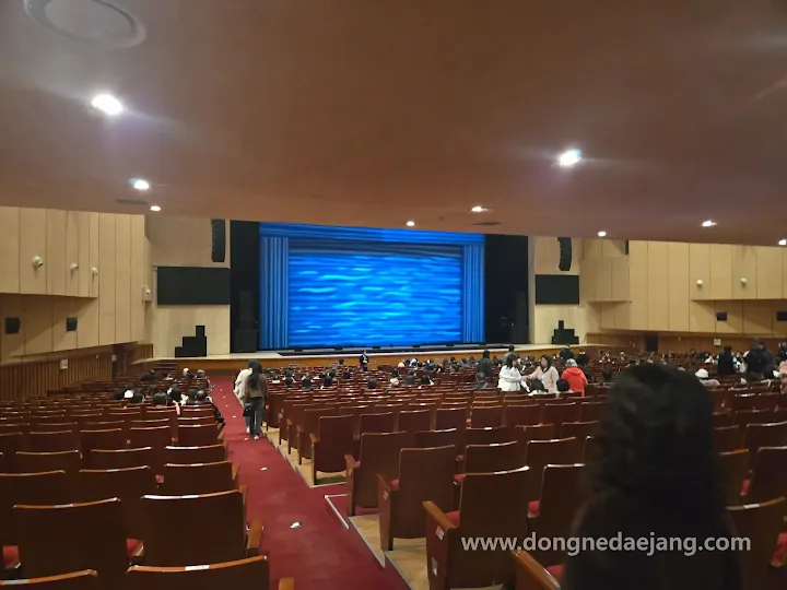 부산시민회관 대극장 뒤쪽 객석과 무대 방향