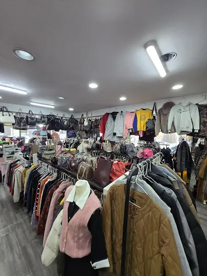 진주 스타일 명품구제 매장 안의 의류 진열